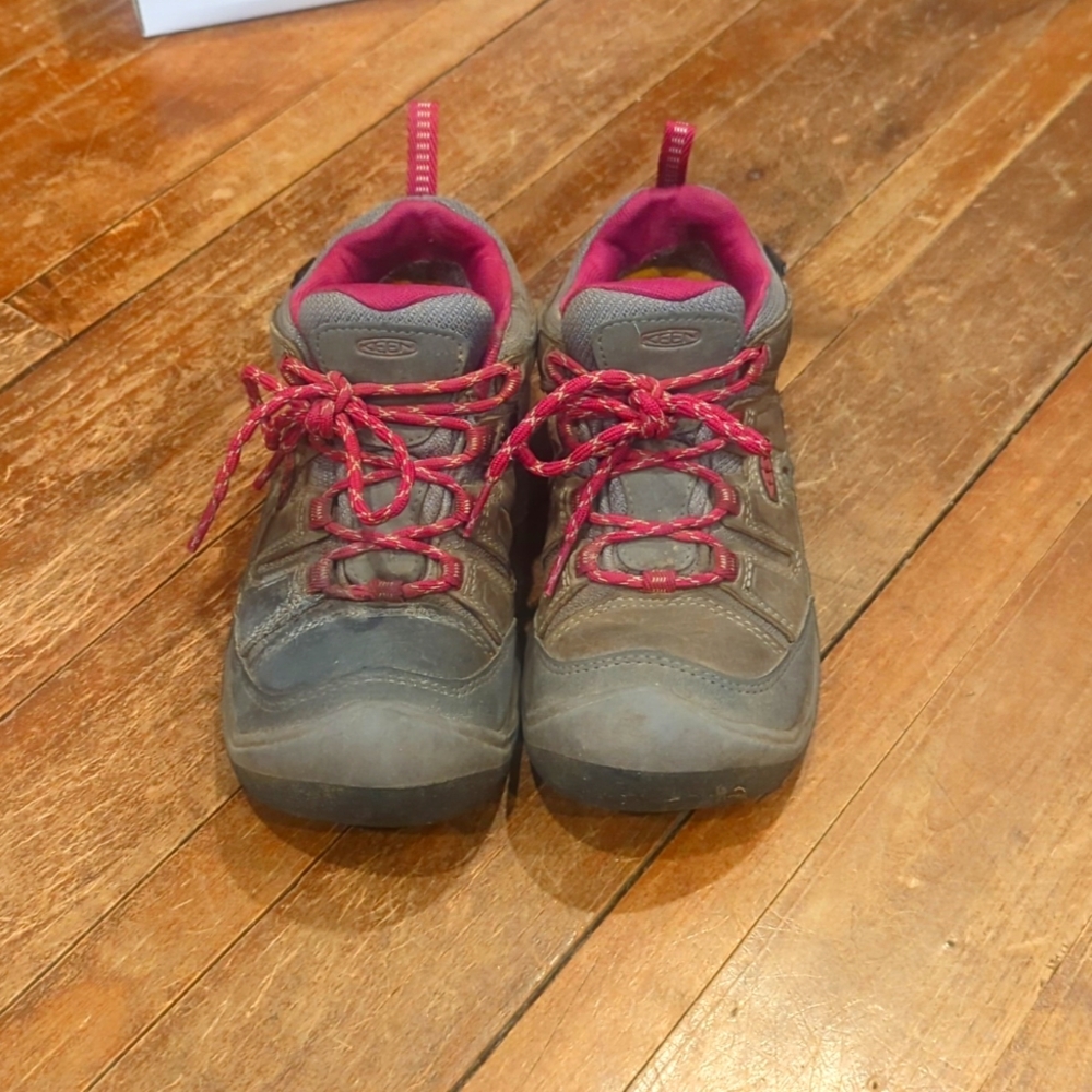 Keen Hiking Shoe Brown with pink trim